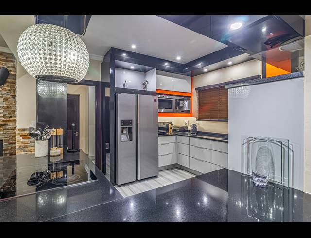 4 BEDROOM CLUSTER FOR SALE IN BASSONIA